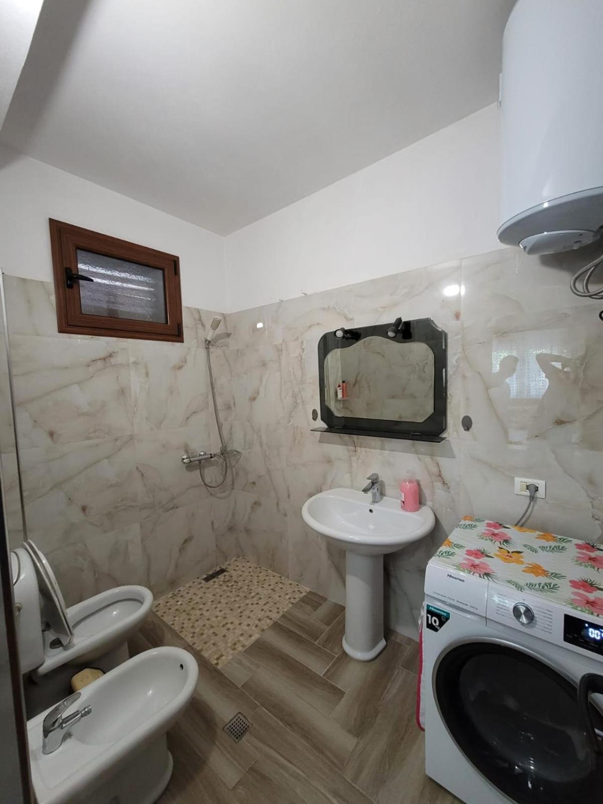 Private Room On A Shared Apartament Near Durres Beach Buitenkant foto