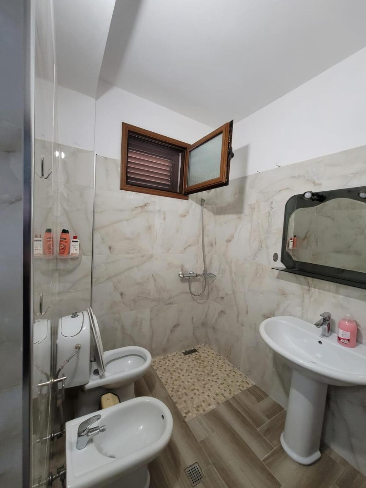 Private Room On A Shared Apartament Near Durres Beach Buitenkant foto