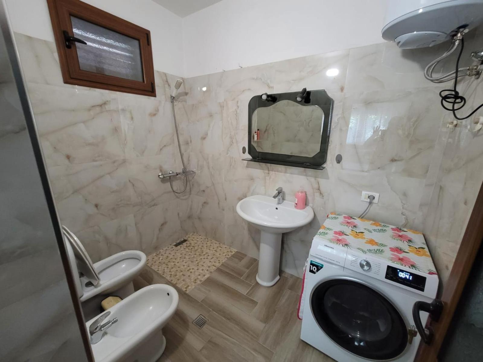Private Room On A Shared Apartament Near Durres Beach Buitenkant foto