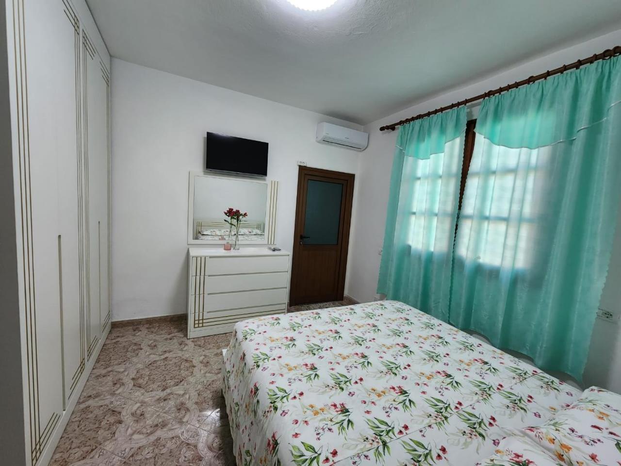 Private Room On A Shared Apartament Near Durres Beach Buitenkant foto