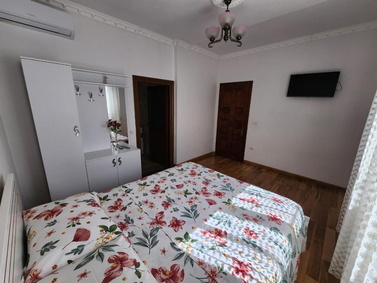 Private Room On A Shared Apartament Near Durres Beach Buitenkant foto